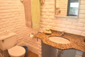 un bagno con lavandino e WC di Pousada do Roballo a Arraial d'Ajuda Altre 38 foto