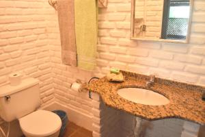 a bathroom with a sink and a toilet at Pousada do Roballo in Arraial d'Ajuda