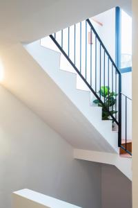 una escalera en una casa con paredes blancas en Hotel Rural Mas de l'Illa en Tivissa