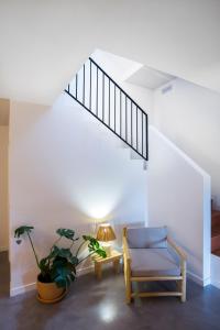 - un salon avec une chaise et un escalier dans l'établissement Hotel Rural Mas de l'Illa, à Tivissa