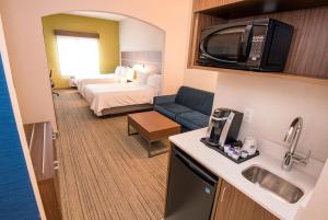 מיטה או מיטות בחדר ב-Holiday Inn Express Hotel & Suites-Hinton, an IHG Hotel