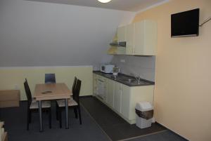 Kuchyň nebo kuchyňský kout v ubytování Apartmány Sport with Garage