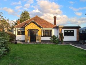 una casa con un prato verde davanti di Westbury House a Rochford