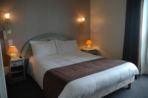 Postel nebo postele na pokoji v ubytování Hôtel L'Ecailler