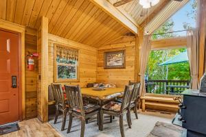ein Esszimmer mit Tisch und Stühlen in der Unterkunft Aspen Hideaway Cabin in Garden City