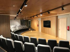 Una televisión o centro de entretenimiento en Suite Apartamento Espectacular Vista La Carolina - ONE Quito 37 fotos más