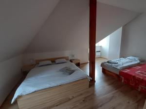 Un pat sau paturi într-o cameră la Apartman Horec 30 a 1