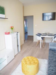 Televízia a/alebo spoločenská miestnosť v ubytovaní Holiday Apartmanház