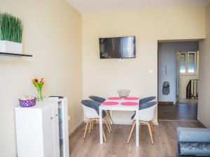 Televízia a/alebo spoločenská miestnosť v ubytovaní Holiday Apartmanház