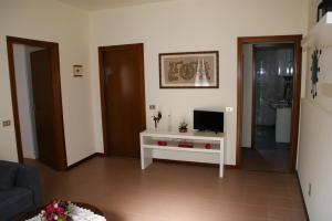 a living room with a tv on a white table at Casa Anna Ponte di Brenta Padova Est in Padova