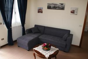 a living room with a couch and a table at Casa Anna Ponte di Brenta Padova Est in Padova