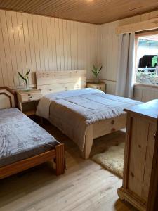 um quarto com 2 camas e uma janela em Sítio Rota das Araucárias em Urupema