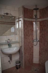 
A bathroom at Pension Refugium überm Schwansee
