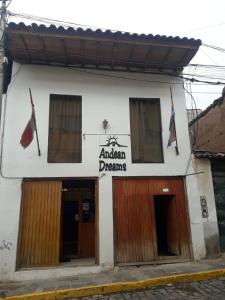 un edificio con una señal que lee sueños americanos en Andean Dreams Hotel, en Cusco