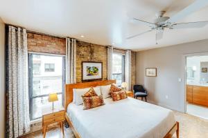 Ένα ή περισσότερα κρεβάτια σε δωμάτιο στο East 6th Historic Loft