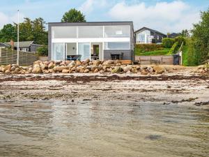 een huis aan een rotsachtige kust naast het water bij 6 person holiday home in Haderslev in Haderslev