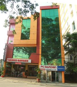 Un palazzo alto con un negozio di fronte di Hotel Farmis Garden a Sylhet