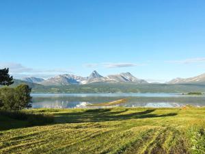 vistas a un lago con montañas en el fondo en 6 person holiday home in Storsteinnes, en Storsteinnes