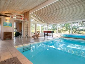 Swimmingpoolen hos eller tæt på 8 person holiday home in Fjerritslev