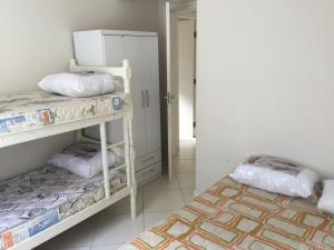 1 dormitorio con 2 literas y armario en Apartamento de 2 quartos no Jardim das Américas- Bombinhas, en Bombinhas