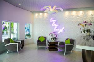 Posezení v ubytování Orchid Key Inn - Adults Only