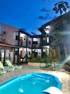 una casa con piscina frente a ella en Pousada Papaya - Bonito en Bonito