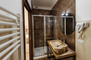 bagno con lavandino e doccia di BaroccoSuite a Lecce