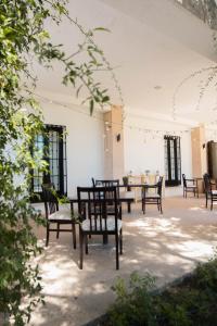 a group of chairs sitting in a room at Hotel Bodega El Juncal in Ronda