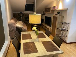 een woonkamer met een tafel en stoelen en een woonkamer bij Apartamento Isabela2 in Cangas de Onís
