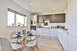 Köök või kööginurk majutusasutuses Modern, Cosy & Convenient 3 bed 2 bath House WiFi Parking by Ark SA