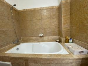 a large bath tub in a bathroom with at Très joli appartement au centre de IFRANE in Ifrane