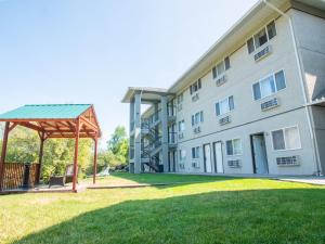 een gebouw met een tuinhuisje in een tuin bij Riverland Inn & Suites in Kamloops