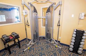 Fitness centrum a/nebo fitness zařízení v ubytování Holiday Inn Express Hotel & Suites Edson by IHG