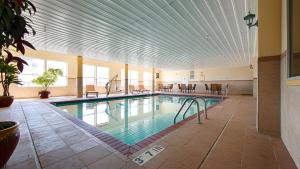 a large swimming pool in a large building at Best Western Greentree Inn & Suites in Moore