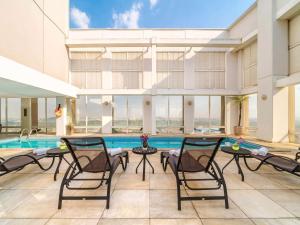 グアルーリョスにあるMercure Guarulhos Aeroportoの屋内プール(テーブル、椅子付)