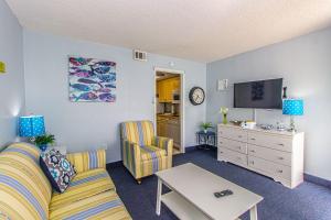 ein Wohnzimmer mit einem Sofa und einem TV in der Unterkunft Oceanfront 1 bedroom - Sand Dunes 1129 - Sleeps 6! in Myrtle Beach