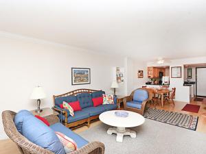 una sala de estar con sofás azules y una mesa. en Sea Colony Brandywine House, en Bethany Beach