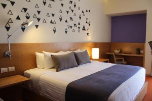 A bed or beds in a room at Hotel México Plaza Querétaro