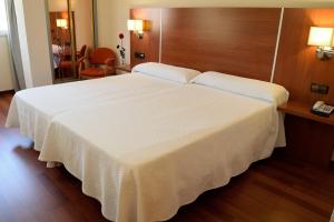 Postel nebo postele na pokoji v ubytování Hotel Mari Carmen