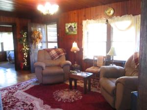 Cabin retreat just off I-77, wonderful experience for 2!的休息区