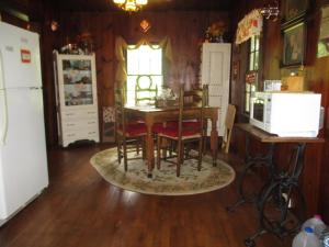 Cabin retreat just off I-77, wonderful experience for 2!的厨房或小厨房