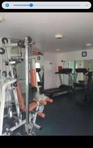 um ginásio com vários equipamentos de exercício numa sala em Hotel Saint Paul 01 Flat em Manaus
