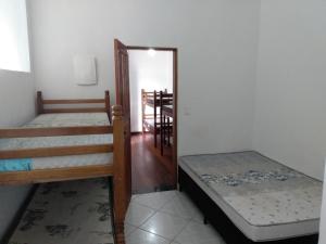 Łóżko lub łóżka w pokoju w obiekcie Ubatuba