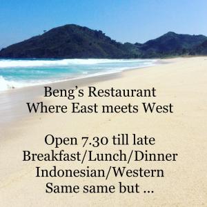 una playa con las palabras restaurante vinculante donde el este se encuentra con el oeste en Serah's Homestay, en Kuta Lombok