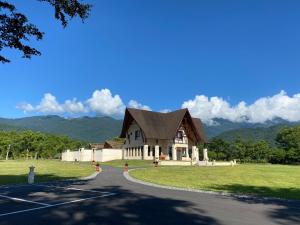 een groot huis met een weg ervoor bij Dreams bali Manor in Ruisui