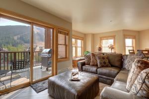 Cs302 Copper Springs Condo في كوبر ماونتين: غرفة معيشة مع أريكة وشرفة