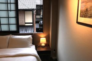 Voodi või voodid majutusasutuse Hotel Traveling Bridge Nijojo toas