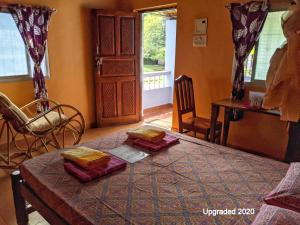 Una habitación con una mesa con dos toallas. en Avalon Inn, en Mandrem