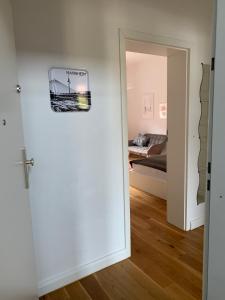 eine Tür zu einem Schlafzimmer mit einem Bett in der Unterkunft Feel-Good Apartment In Mannheim-Neckarau in Mannheim