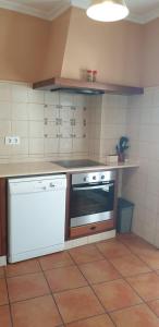 uma cozinha com um fogão e uma máquina de lavar louça branca em Rotacapa em Grazalema